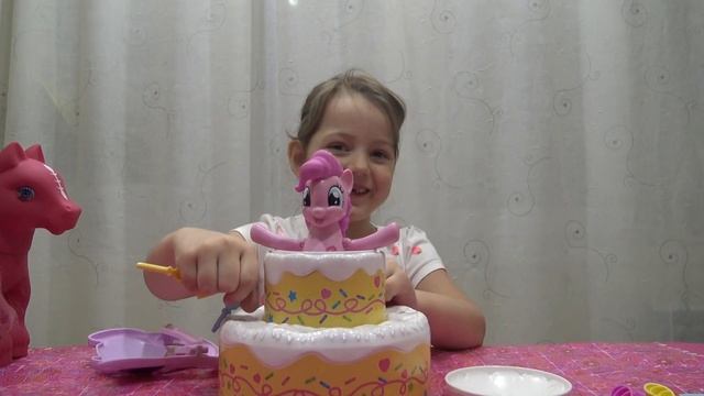 Пинки Пай в торте играем в игру с шариками Poppin's Pinkie Pie Unboxing And Play Game