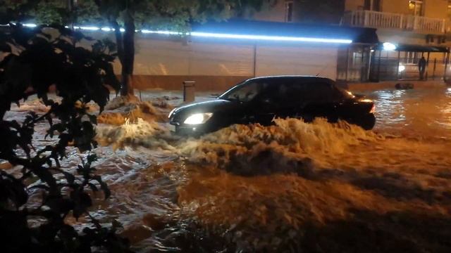 Лазаревское , потоп после ливня. 4 июня 2016 смотреть онлайн