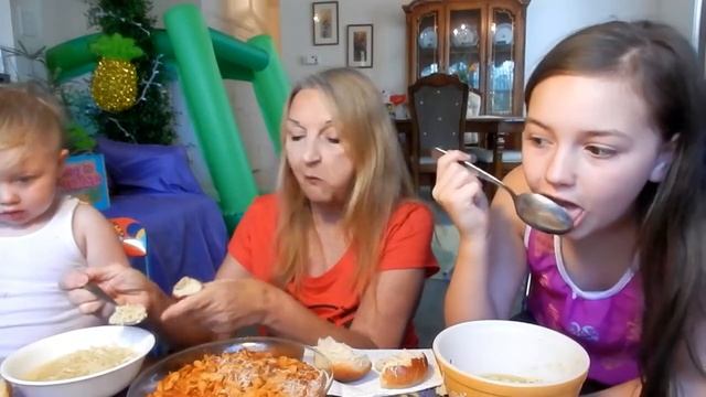 RAMEN NOODLES HAWAIIAN ROLLS MUKBANG BELLA NINO AND HUNGRY MAMA MI AND NINO TAKES A FALL смотреть онлайн