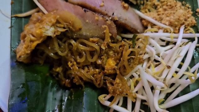 The Best PAD THAI in BANGKOK?! | Street Food in Bangkok, Thailand смотреть онлайн