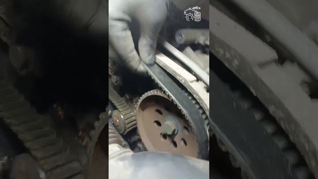 Ремень перескочил на несколько зубьев. Еще чуть-чуть и "здарова, клапана, меня зовут поршень". смотреть онлайн