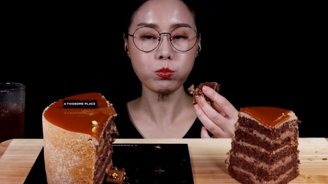 SUB)MUKBANG투썸신메뉴케이크 그리고 "솔티카라멜케이크"먹방 смотреть онлайн
