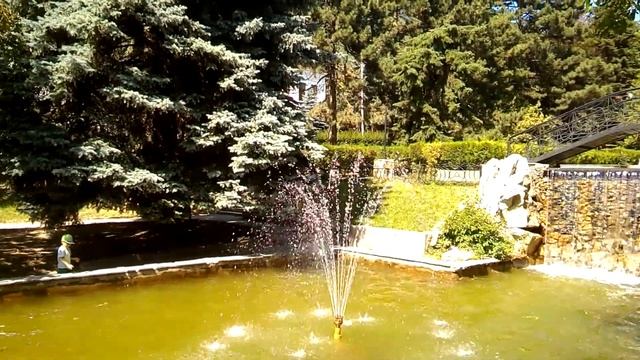 Жарища! Приятно побывать у фонтана в Пятигорске. смотреть онлайн