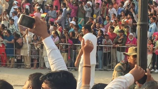 Wagah border crossing station daily public flag-lowering ritual, India-pakistan border part 2 смотреть онлайн