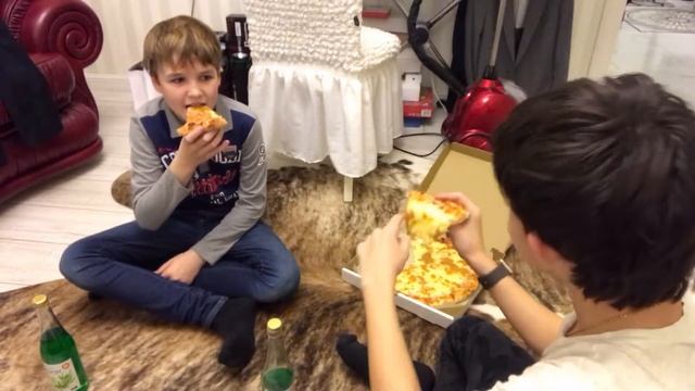 Едим пиццу и пьём тархун смотреть онлайн