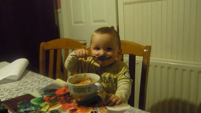 Ребёнок кушает борщ смотреть онлайн