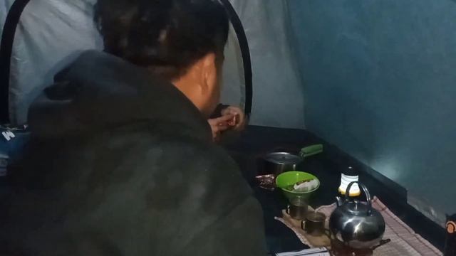 BUKAN CAMPING SOLO • CAMPING SAAT HUJAN BESAR • HUJAN DAN BADAI GENDUR • ASMR смотреть онлайн