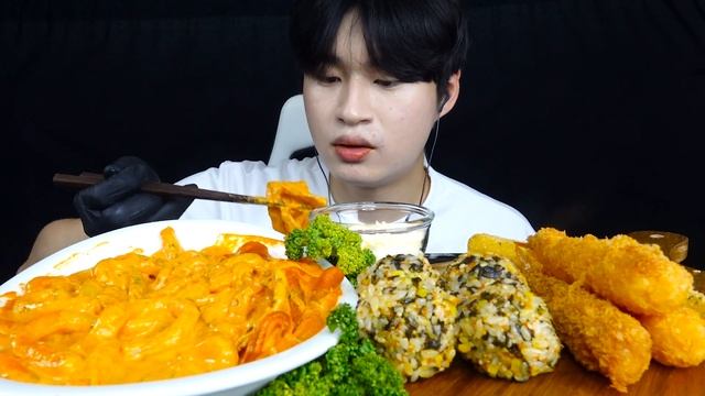 ASMR MUKBANG 떡군이네 로제떡볶이 먹방 ROSE TTEOKBOKKI смотреть онлайн