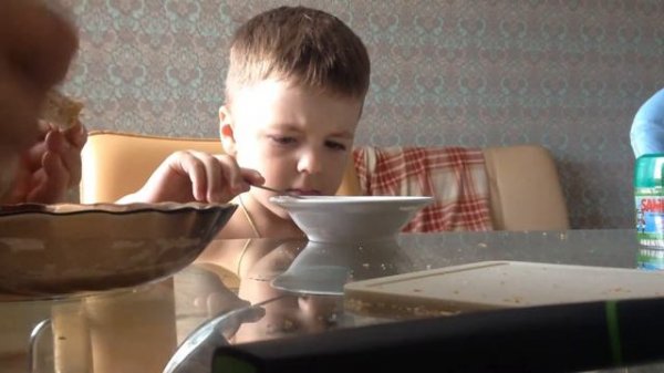 Миша ест кашу