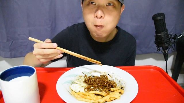 NONGSHIM CHAPAGETTI JAJANGMYEON with SUNNY SIDE UP and VEGETABLE FRIES! - NO TALKING | EGGY смотреть онлайн