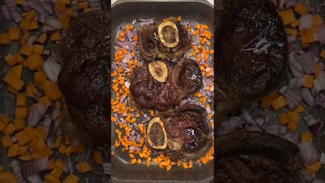 ГОВЯЖЬЯ ГОЛЯШКА В ДУХОВКЕ #shorts #рецепт#оссобуко#мясо# смотреть онлайн