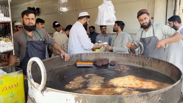 PESHAWAR UMER KEBAB HOUSE & BEST KABULI PULAO | PESHAWAR STREET FOOD | ALI IMRAN MALIK смотреть онлайн
