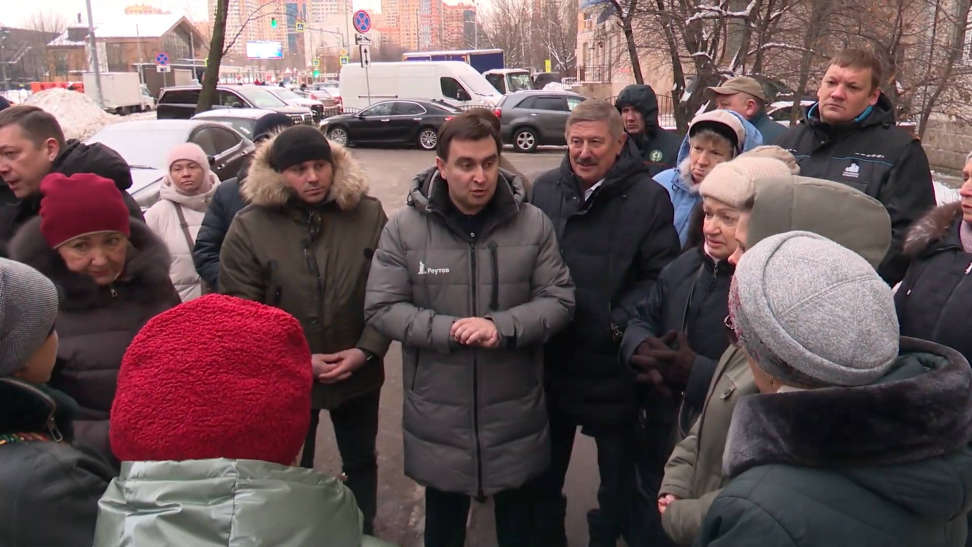 Глава Реутова обсудил с жителями капремонт дома №14 на Юбилейном проспекте 12.12.2024 смотреть онлайн