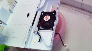 Незакрытая дверь на холодильнике Hotpoint-Ariston