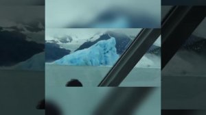 Айсберг переворачивается