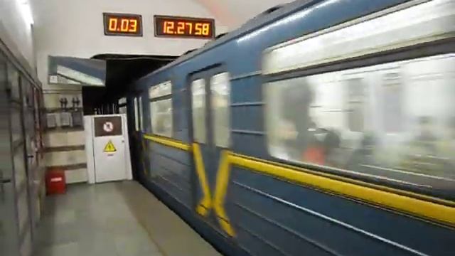 Киевское метро. Состав типа 81-717.5/714.5 в заводской окраске. смотреть онлайн