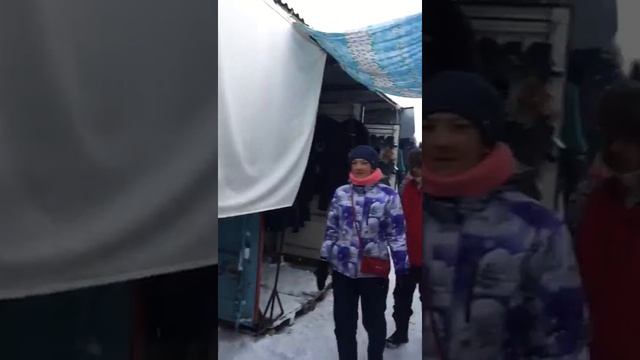 На рынке в Шемонаихе снег грузят прямо в багажник джипа смотреть онлайн