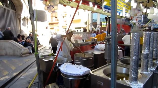 Churros klaarmaken bij Mercado Central смотреть онлайн