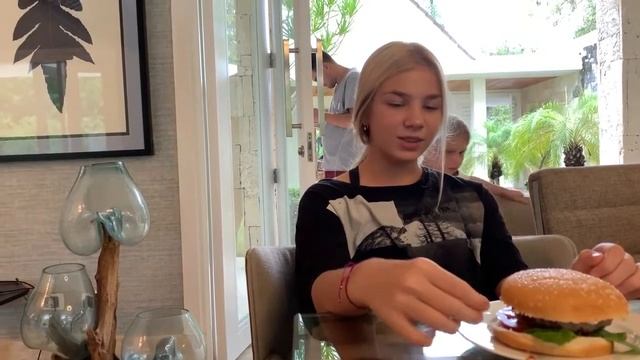 Леди Диана и Маргарита с Беременой мамой на отдыхе смотреть онлайн