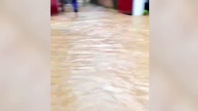 india underwater ! Flash floods and landslides destroy homes and cars in Guwahati , Assam . смотреть онлайн