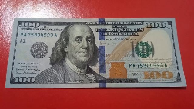 БАНКНОТА 100 ДОЛЛАРОВ № серии PA75304593A на красной поверхности 2-ого Марта - ДЕНЕЖНЫЙ ПОТОК смотреть онлайн