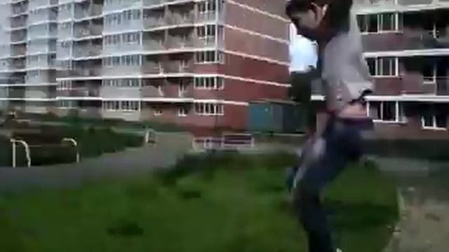 Безумный чел прыгает с 3 этажа смотреть онлайн