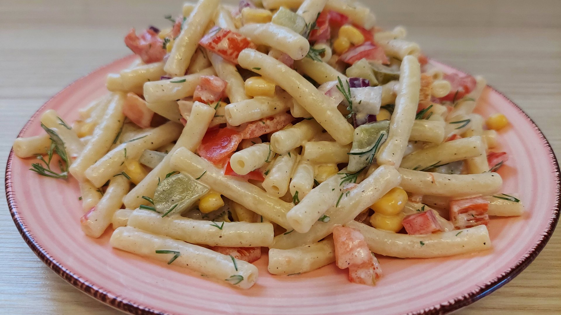 Вкусный, сытный салат с макаронами, рекомендую попробовать. Салат на все праздники! смотреть онлайн