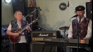 Дождь и я  (сл. О.Гаджикасимов, муз. Р.Майоров) Исполняет кавер-группа "Белый Омут"