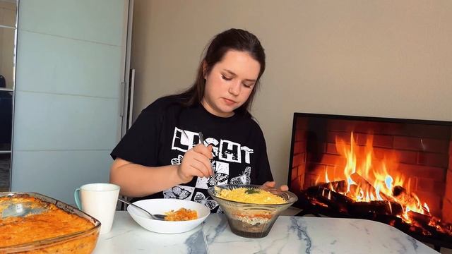 МУКБАНГ ЗАПЕКАНКА ФАРШЕМ И ПЮРЕ САЛАТ МИМОЗА MUKBANG CASSEROLE WITH MINCED MEAT AND MASHED POTATOE смотреть онлайн