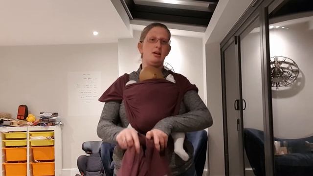 How to tie a Stretchy wrap - Kangaroo Carry смотреть онлайн