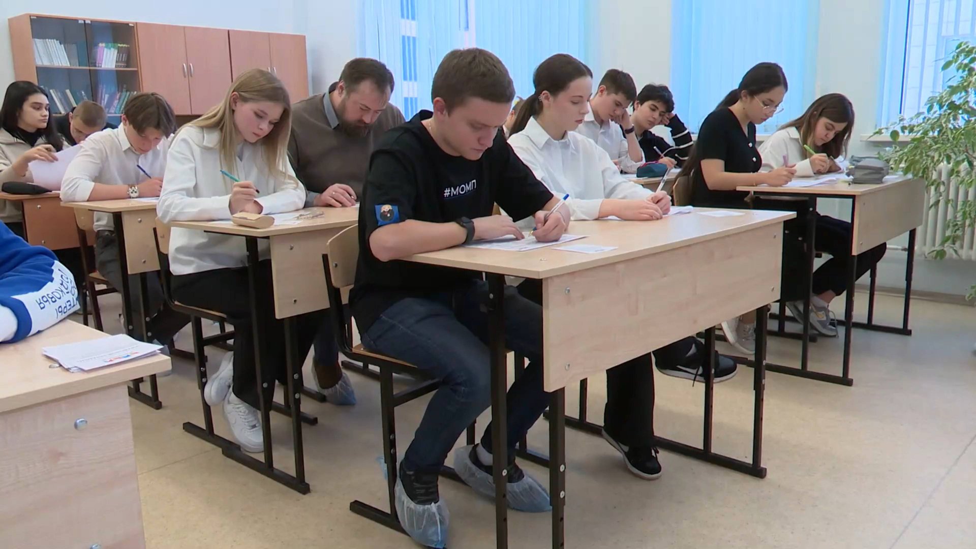 В Гимназии Реутова ученики и депутаты округа написали правовой экзамен 12.12.2024 смотреть онлайн