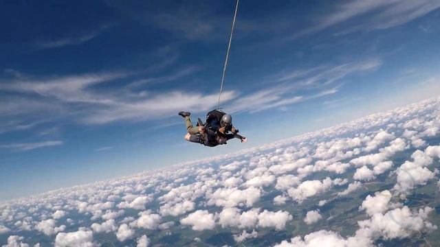 Tandem Skydiving with friends смотреть онлайн