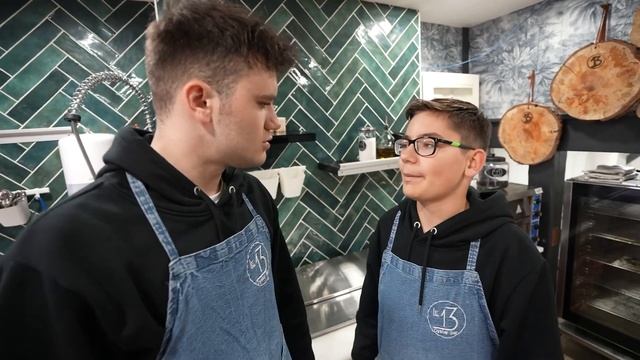 LES PIRES STAGIAIRES ! (dans un restaurant) смотреть онлайн