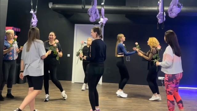 Иду на танцы для поддержки тонуса и просто отличного настроения. смотреть онлайн