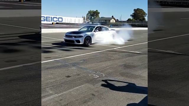 2020 Dodge Charger SRT Hellcat Widebody does a Gigantic Burnout смотреть онлайн