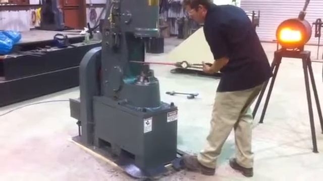 Anyang 55 lb power hammer forging 1" square bar смотреть онлайн