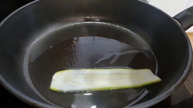 Рулетики из кабачков. Бюджетная закуска. смотреть онлайн