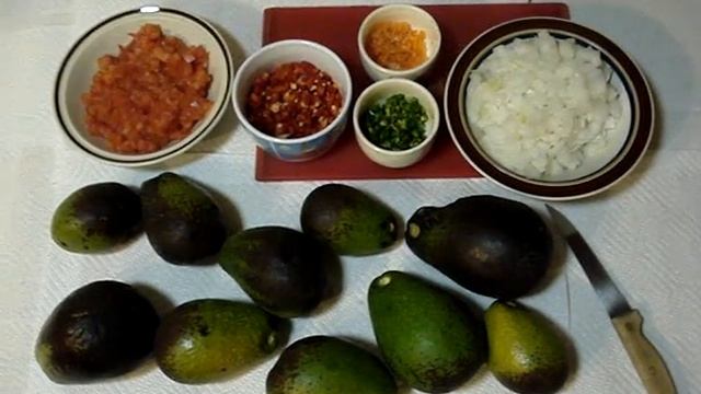 Home Made Guacamole Preparation, Home Grown Avocados and Lemons смотреть онлайн