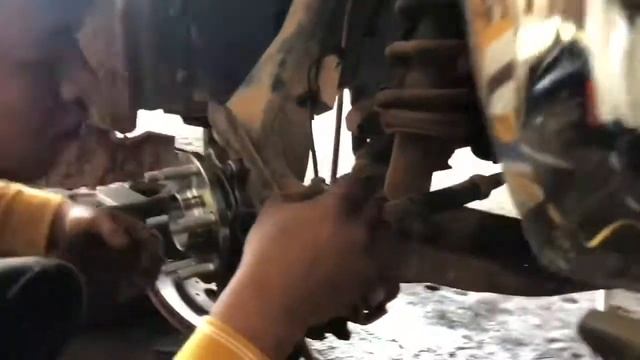 Changing wheel bearing - Nissan Navara смотреть онлайн