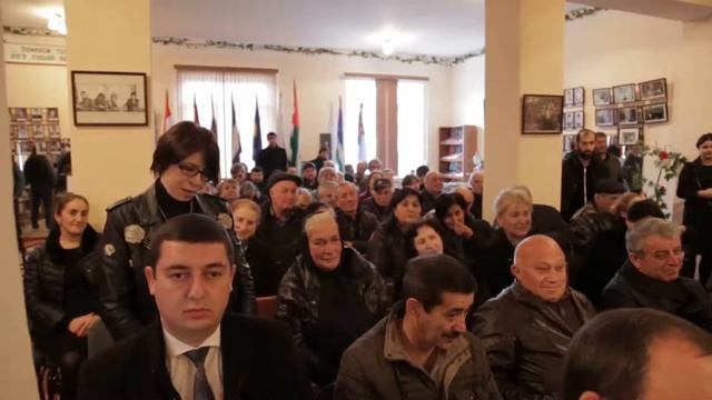 Адгур Ардзинба отвечает на вопросы в ходе встречи с жителями села Нижняя Эшера смотреть онлайн