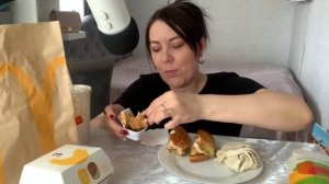 Mukbang McDonalds(EATING SOUNDS)АСМР Итинг Мукбанг Макдональдс/МАКЧИКЕН ОСТРЫЙ ЦЕЗАРЬ РОЛЛ КУРОЧКА