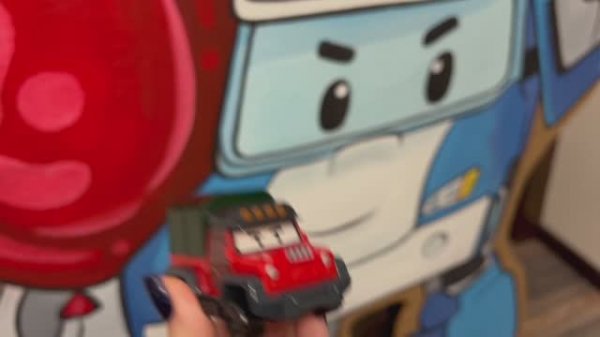 Поли Робокар и Рой спасают день рождения Пости, от злого гиганта!