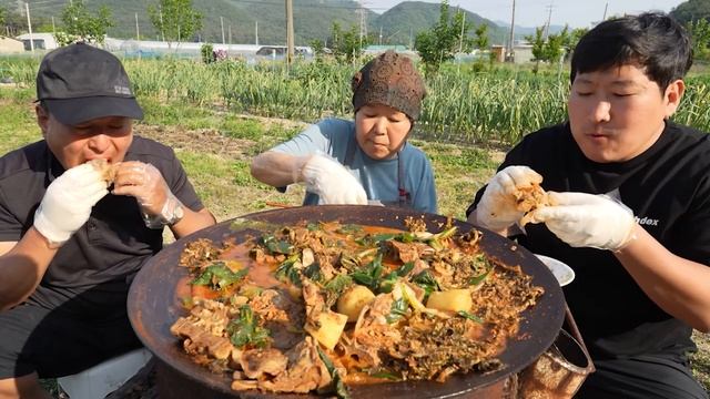 🥔감자와 감자🍖! 솥뚜껑에 맛있게 끓인 감자탕!! (Pork backbone stew) 요리&먹방!! - Mukbang eating show смотреть онлайн