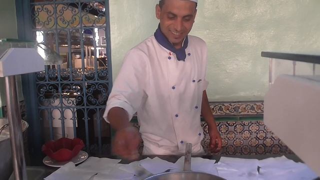 В отеле DIAR LEMDINA 4* повар печет очень вкусные пончики Хаммамет Тунис смотреть онлайн