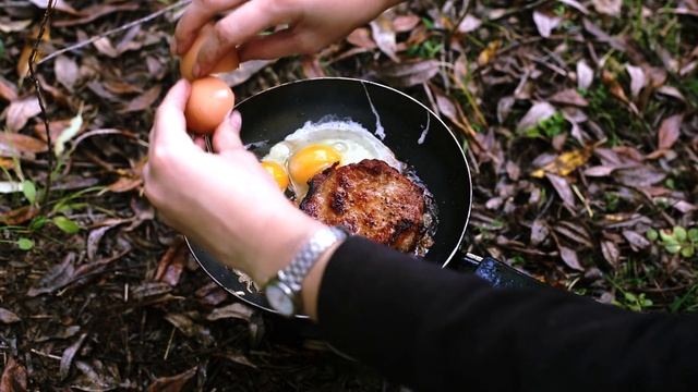 Жареная свинина с томатами и глазуньей. С огоньком. смотреть онлайн