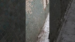 Очищаю отмостку от снега.