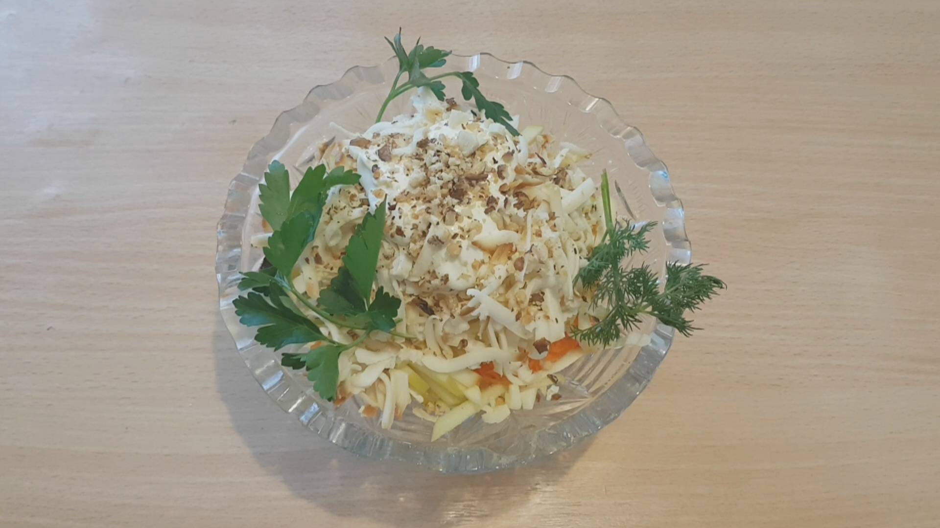 Вкусный салат с морковью яблоком и сыром
