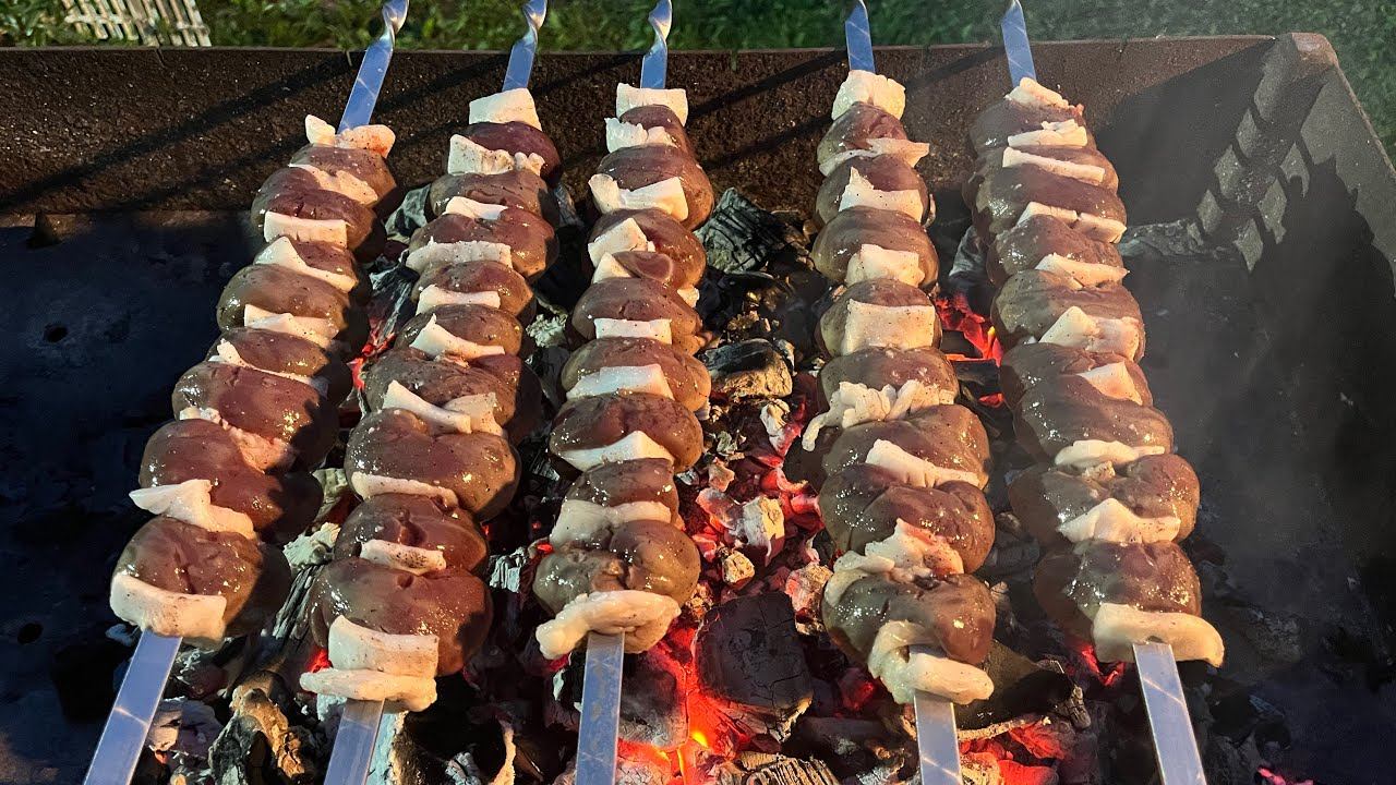 ШАШЛЫК ИЗ БАРАНЬИХ ПОЧЕК НА УГЛЯХ Как вкусно приготовить почки смотреть онлайн