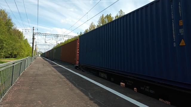 Уфимский ВЛ10У-431 с контейнерным поездом, платформа Театральная смотреть онлайн