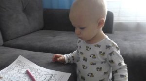 Малыш Саша впервые рисует